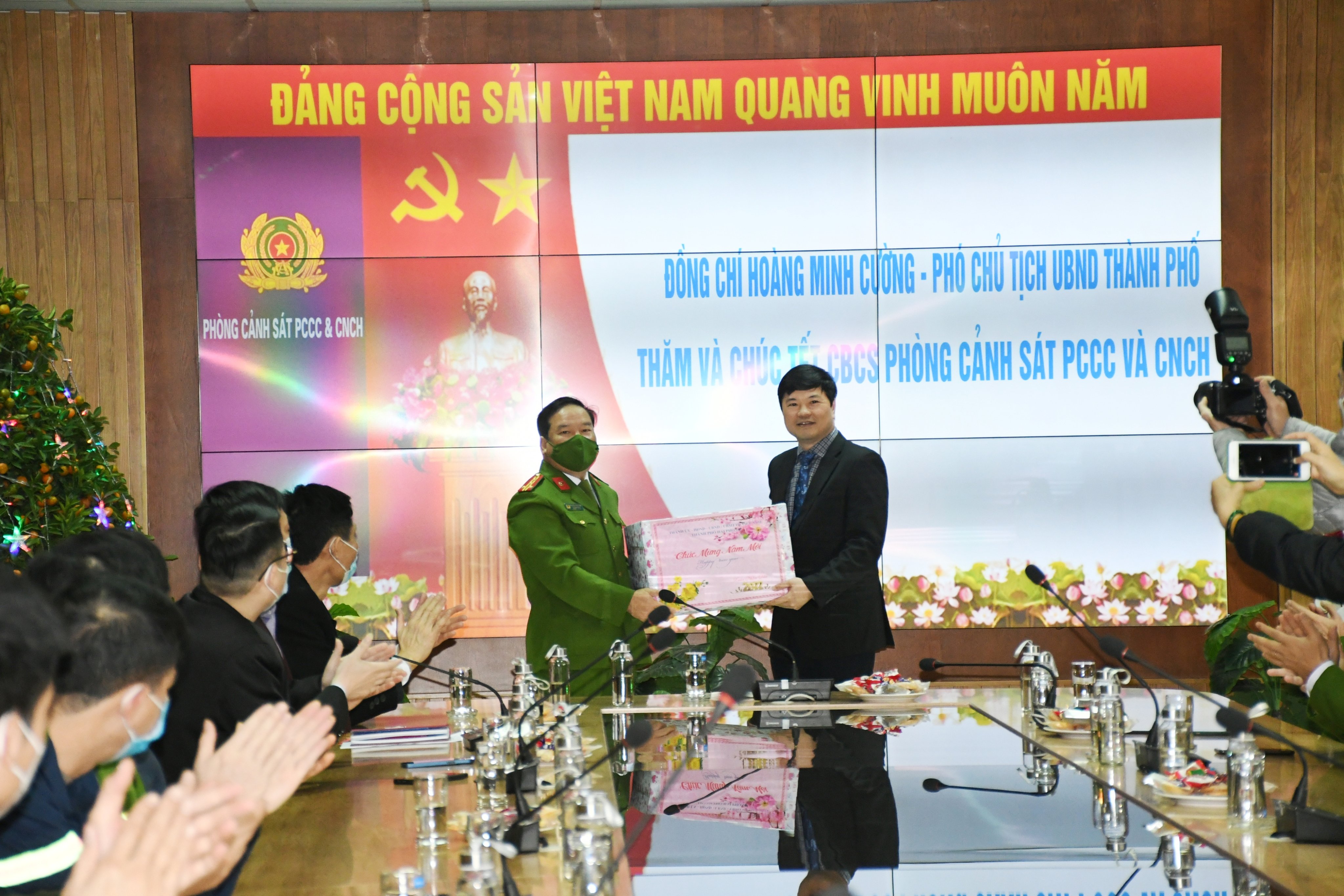 Phó Chủ tịch UBND thành phố Hoàng Minh Cường thăm và chúc Tết Phòng Cảnh sát Phòng cháy và Chữa cháy